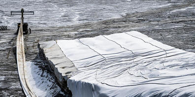 Ab 2024 müssen grosse Unternehmen in der Schweiz öffentlich darüber Bericht erstatten, wie sich ihre Tätigkeit auf das Klima auswirkt. Im Bild ein zugedeckter Gletscher. (Archivbild)