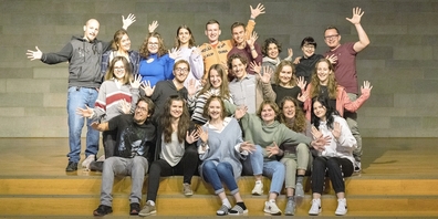 Der aktuelle Cast mit Leitung (von oben links): Chris Meier, Joëlle Regli, Alessandra Presicce, Alice Moreni, Sebastian Berroth, Alex Snaidero, Oriana D’Angelo, Zoé Piguet, Viktor Szlovák, Anushka Tintor, Lars Reimann, Julia Berroth, Raphael Jenni, Victoria Engler, Tamara Knecht, Pascal Schleiss, Jessica Graf, Fiona Fischer, Rahel Köppel, Fiona Meier, Alicia Bänziger. Auf dem Bild krankheitshalber abwesend: Yasmine Huber.