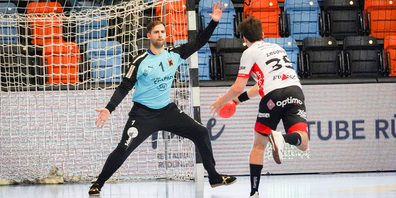 Die Kadetten Schaffhausen treffen im Achtelfinale des Mobiliar Handball Cups auf Pfadi Winterthur.  Hier Noam Leopold (Pfadi) gegen Nacho Biosca (Kadetten). 
