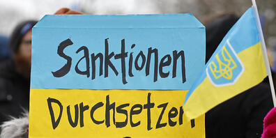 Eine konsequente Sanktionspolitik gehört zu den wichtigsten Forderungen der ukrainischen Diaspora in der Schweiz:  Schild an einer Kundgebung in Bern im April.
