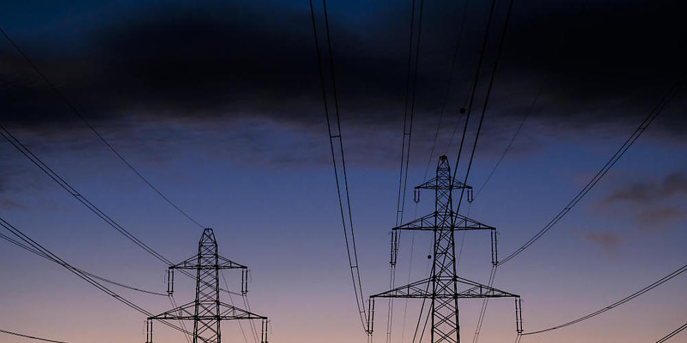 Mit stufenweisen Massnahmen will der Bundesrat einen Blackout verhindern: Strommasten bei Romanel-sur-Lausanne VD. (Archivbild)