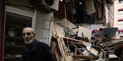 dpatopbilder - Beschädigte Geschäfte in Duzce. Foto: Khalil Hamra/AP/dpa