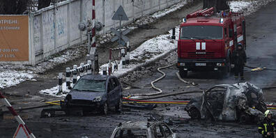 Nach dem russischen Raketenangriff - Zerstörungen in Kiew. Foto: Evgeniy Maloletka/AP/dpa