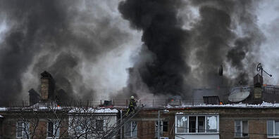 Feuerwehrleute des staatlichen ukrainischen Katastrophenschutzes löschen ein Feuer am Ort eines Beschusses. Die Behörden meldeten Stromausfälle in mehreren ukrainischen Städten, darunter in Teilen von Kiew, und im benachbarten Moldawien, nachdem e...