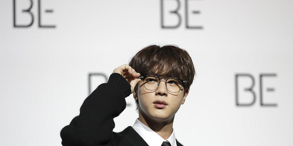 Das älteste Mitglieder der weltweit erfolgreichen K-Pop-Band BTS muss Mitte Dezember seinen Wehrdienst antreten. Wie die südkoreanische Nachrichtenagentur Yonhap am Donnerstag berichtete, wird der 29-jährige Jin erst eine fünfwöchige Grundausbildu...