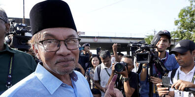ARCHIV - Der malaysische König bestätigte Anwar Ibrahim zum Premierminister und beendete damit die Hängepartie nach der Parlamentswahl. Foto: Vincent Thian/AP/dpa