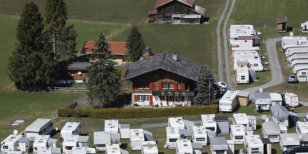 Die Zahl der Übernachtungen auf Campingplätzen stagnierte im dritten Quartal. Im Bild: Wohnwagen auf einem Campingplatz in Grindelwald. (Archivbild)