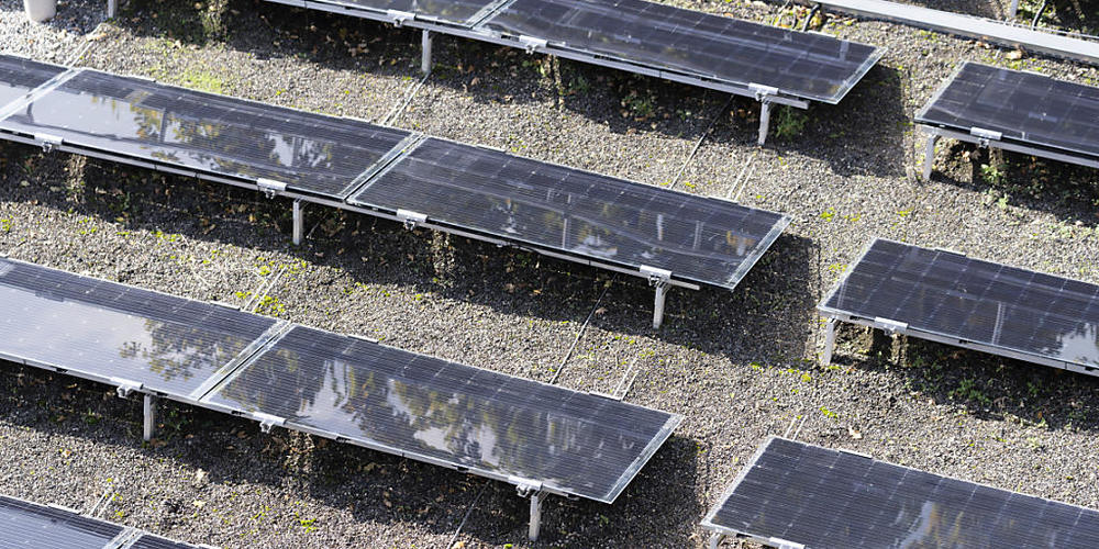 Solarpanels auf dem Dach eines Gebäudes in Wallisellen ZH. Der Zubau solcher Anlagen in der Schweiz wird auch 2022 rekordverdächtig hoch. (Archivbild)