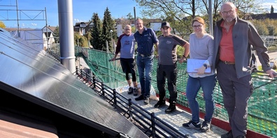 v.l.: Walter Pfister, Andi Heiniger, Peter Bisang, Selina Ramseier und Thefi Müller auf der Liegenschaft Binzikerstrasse 10.