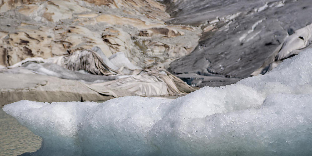 Mit Tüchern vor dem Schmelzen geschützter Rhone-Gletscher. Ein Test zeigt, dass die Finanzbranche bei der Klimaveträglichkeit ihrer Tätigkeit noch Potenzial hat. (Archivbild)
