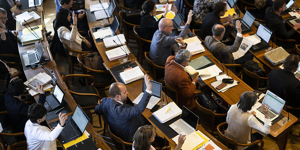 Bei einer der offenen Fragen vor der Novembersession geht es um die Verbilligung der Krankenkassenprämien. Mehr Mittel verlangen die Fraktionen von Grünen, Mitte-EVP und SP. Dafür sind auch die Grünliberalen. (Archivbild)