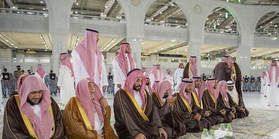 Nestlé wird über die nächsten 10 Jahre viel investieren in Saudi-Arabien. Im Bild: Die Führungsspitze des Landes bei der jährlichen Waschzeremonie der heiligen Kaaba in Mekka. (Archivbild)