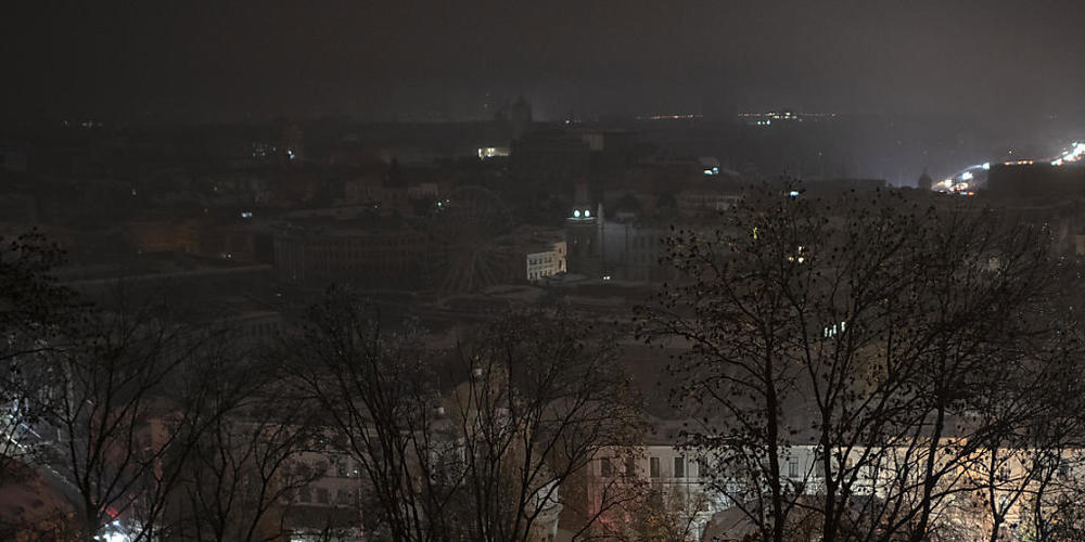 Kiew ist während eines Stromausfalls nach einem russischen Raketenangriff unbeleuchtet. Foto: Andrew Kravchenko/AP/dpa