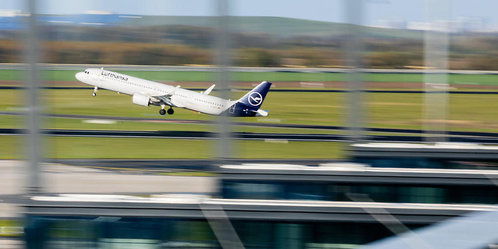 Klimaaktivisten legen Flugbetrieb am Hauptstadtflughafen BER lahm. Foto: Christoph Soeder/dpa