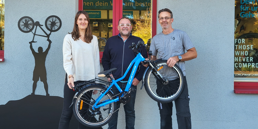 Radsport Frei in Au hat ein Fahrrad für die Kindergeschenke gesponsort.