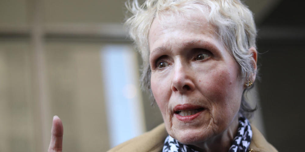 ARCHIV - Jean Carroll, Autorin aus den USA, steht vor dem Obersten Gerichtshof in New York. Die Autorin wirft Ex-US-Präsident Trump vor, sie in den 90er Jahren in einem New Yorker Kaufhaus vergewaltigt zu haben. Foto: Alec Tabak/New York Daily New...