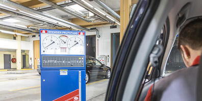 Die periodische Prüfung von Fahrzeugen gehört zu den Aufgaben der Strassenverkehrsämter. (Symbolbild)