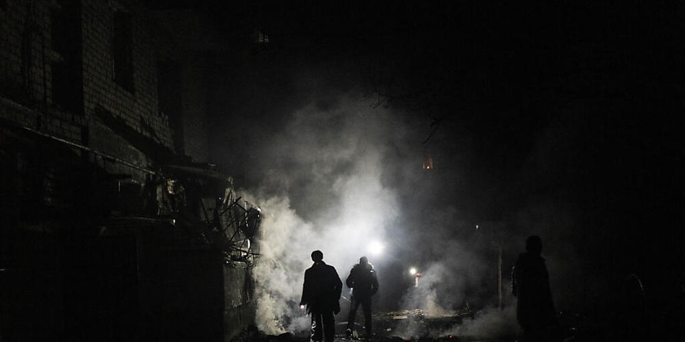 Anwohner gehen nach einem Angriff in Cherson durch die Trümmer. Foto: Bernat Armangue/AP/dpa