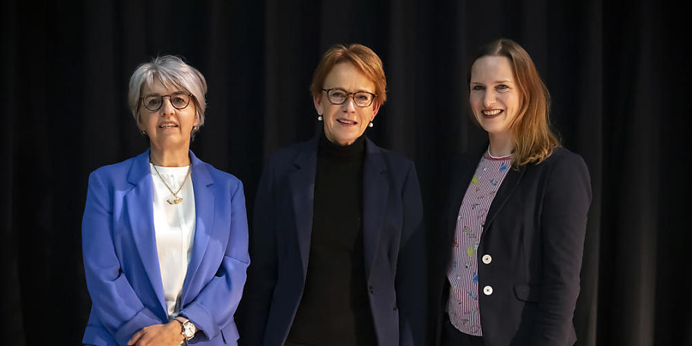 Die SP vor einem kniffligen Entscheid: Wer schafft es aufs vor Wochenfrist im Grundsatz beschlossene Zweierticket? Von links nach rechts: Elisabeth Baume-Schneider, Eva Herzog und Evi Allemann. (Archivbild)