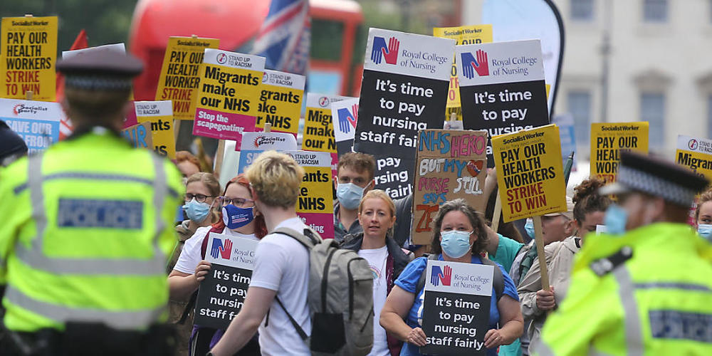 ARCHIV - Arbeiter des britischen Gesundheitsdienstes NHS nehmen an einem Protest für bessere Gehälter teil. Foto: Tayfun Salci/ZUMA Press Wire/dpa