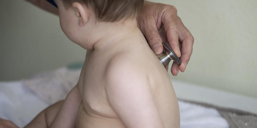 Der erfahrene Zürcher Kinderarzt Thomas Gallmann sagt, die Kinder-Krankheiten seien immer die gleichen, aber der Umgang habe sich geändert. Die Eltern hätten weniger Zeit und höhere Ansprüche: "Heute herrscht eher eine Konsummentalität vor. Der Ar...