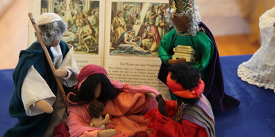 Neben den Bibeln sind Gleichnisse und Szenen aus dem Leben von Jesus dargestellt. 