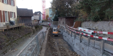Die Stützmauer entlang des Brendenbachs musste aus Stabilitätsgründen unterfangen werden. Zudem kamen mehr Werkleitungen zum Vorschein, als bis anhin bekannt waren. 