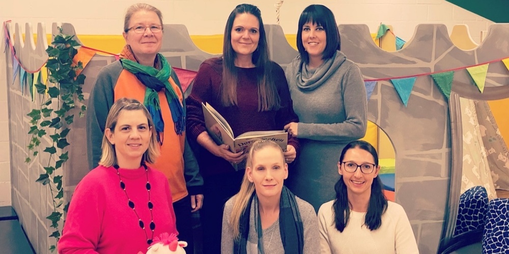 Die Frauen vom "Zwergeschloss" Grüningen. Hinten v.l.: Doris Pfeiffer Kaufmann, Nicole Hunziker, Eliette Throo. Vorne v.l.: Barbara Welter, Diana Jacober, Julia Zryd.