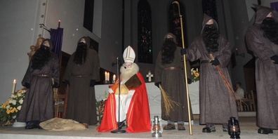 St. Nikolaus wird in der Kirche eine Geschichte erzählen. Hier ein Foto aus dem Jahr 2014.