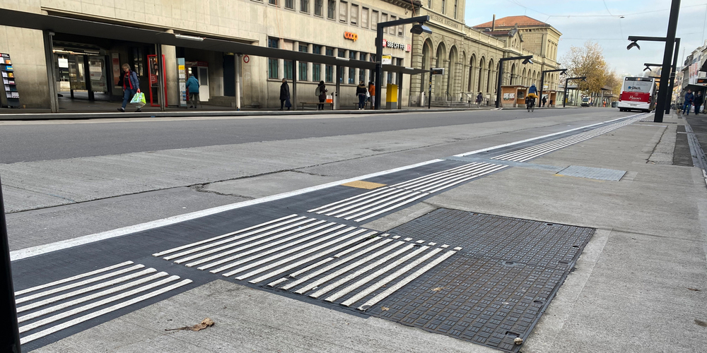 Bushaltestellen auf Stadtgebiet wurden mit rund 150 taktilen Einstiegsfeldern markiert.