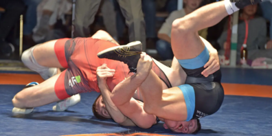 Szene aus dem ersten Halbfinal zwischen Freiamt und Kriessern: Nino Leutert (Freiamt, rotes Dress) gegen Dominik Laritz