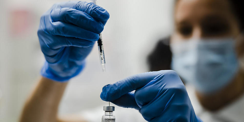 Beim Schweizerischen Heilmittelinstitut Swissmedic sind zahlreiche Meldungen über unerwünschte Nebenwirken bei Corona-Impfungen eingegangen. (Archivbild)