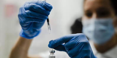 Beim Schweizerischen Heilmittelinstitut Swissmedic sind zahlreiche Meldungen über unerwünschte Nebenwirken bei Corona-Impfungen eingegangen. (Archivbild)