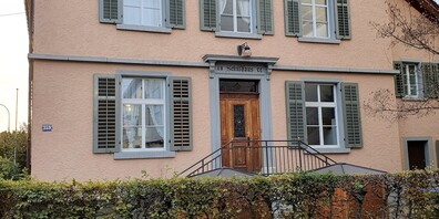 Hier im alten Schulhaus Witikon soll das GZ 2034 einziehen. Für den Quartierverein ist das inakzeptabel spät. Am jetzigen Standort muss das GZ 2025 wohl raus. Die Swiss Re baut neu.