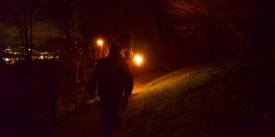 Für die Abendwanderung werden Taschenlampen und gute Schuhe benötigt.