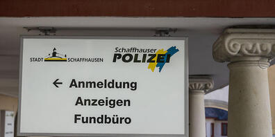 Eine 14-jährige Velofahrerin hat sich am Donnerstag bei einem Strassenverkehrsunfall in Neuhausen am Rheinfall leicht verletzt. Ein Auto hatte ihr Velo gerammt und fuhr ohne anzuhalten weiter. (Archivbild)