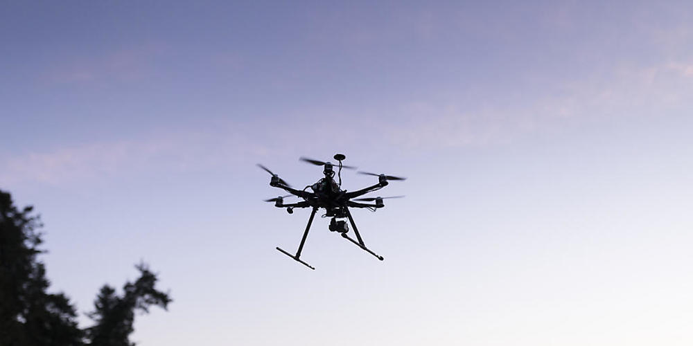 Für Drohnenpilotinnen und -piloten gelten in der Schweiz  ab dem 1. Januar 2023 neue Bestimmungen. Drohenpilotinnen und -piloten in der offenen Kategorie müssen eine Ausbildung absolvieren. (Archivbild)