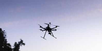 Für Drohnenpilotinnen und -piloten gelten in der Schweiz  ab dem 1. Januar 2023 neue Bestimmungen. Drohenpilotinnen und -piloten in der offenen Kategorie müssen eine Ausbildung absolvieren. (Archivbild)