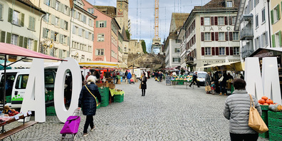 Wenn ab Mitte März 2023 der Freitagsmarkt stattfindet, wird der Schloss-Kran nicht über den Hauptplatz beliefert. (Archivbild)