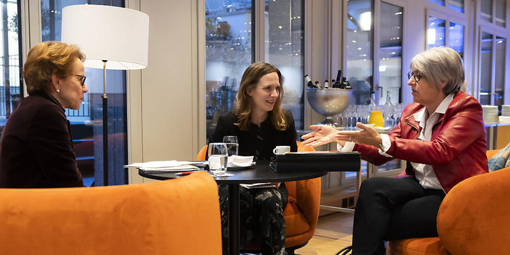 Keine Namensempfehlung des SP-Parteirates fürs Zweierticket: Die Bundesratskandidatinnen Eva Herzog (links), Elisabeth Baume-Schneider (rechts), und Evi Allemann (Mitte), diskutieren vor dem Hearing beim SP-Parteirat in Bern.