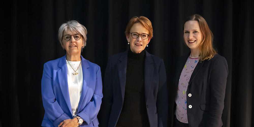 Drei Frauen kandidieren für die Nachfolge von Bundesrätin Simonetta Sommaruga: Elisabeth Baume-Schneider (links), Eva Herzog (in der Mitte) und Evi Allemann (rechts)