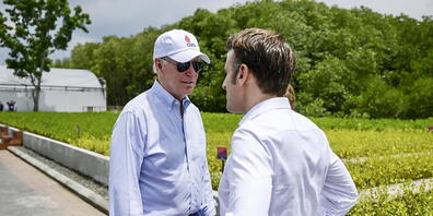 Frankreichs Präsident Emmanuel Macron (rechts) will beim Treffen mit seinem US-Amtskollegen Joe Biden kommende Woche die Auswirkungen von Washingtons Anti-Inflationspaket auf den transatlantischen Handel ansprechen. (Archivbild)