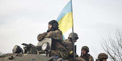 Ukrainische Soldaten beziehen Stellung an der Frontlinie. Foto: Roman Chop/AP/dpa