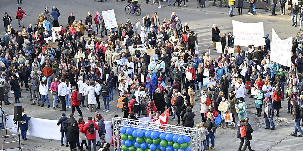 Mehrere hundert Pflegende wehren sich in Bern gegen den "Pflege-Exodus".