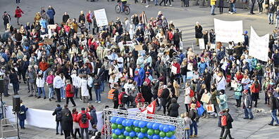 Mehrere hundert Pflegende wehren sich in Bern gegen den "Pflege-Exodus".