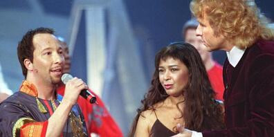 ARCHIV - Thomas Gottschalk bedankt sich nach dem Auftritt am 20.1.2001 bei DJ Bobo (l) und Irene Cara. Die beiden Musiker stellten ihre neue Single "What A Feeling" vor. Foto: Ingo Wagner/dpa