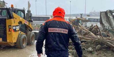 ARCHIV - Ein Mitglied der Küstenwache läuft auf Ischia durch Wasser und beschädigte Infrastruktur. Foto: --/Guardia Costiera/dpa - ACHTUNG: Nur zur redaktionellen Verwendung im Zusammenhang mit der aktuellen Berichterstattung und nur mit vollständ...