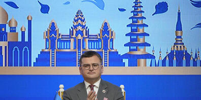 Der ukrainische Außenminister Dmytro Kuleba applaudiert. Foto: Vincent Thian/AP/dpa
