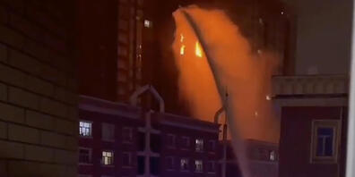 HANDOUT - In diesem Bild aus einem Video sind Feuerwehrleute bei einem Brand in einem Wohnhaus im Einsatz. Foto: Uncredited/UGC/AP/dpa