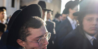 Trauernde nehmen an der Beerdigung eines 16-Jährigen teil, der bei einem Bombenanschlag getötet wurde. Foto: Ilia Yefimovich/dpa
